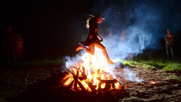 Прыгание через костер на Иван Купала
