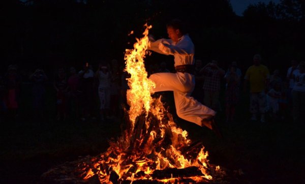 Прыгают через костер на Ивана Купала