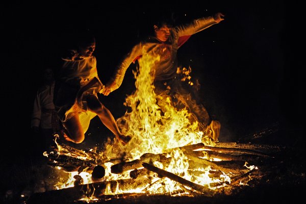 Прыжки через огонь на Ивана Купала