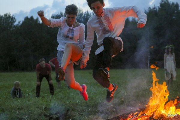 Прыгают через костер на Ивана Купала