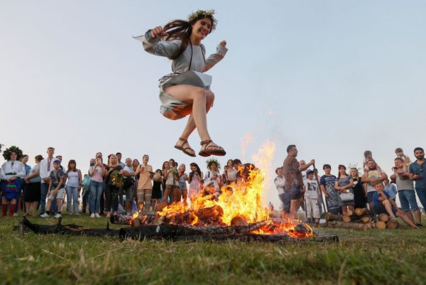 Перепрыгивание через костер Иван Купала