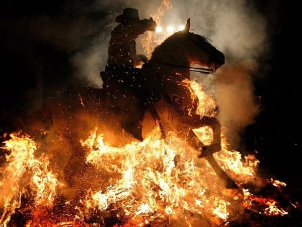 Человек на фоне огня