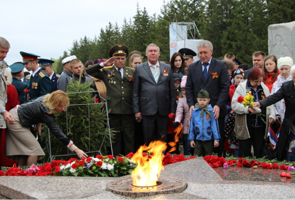 Ветераны у вечного огня