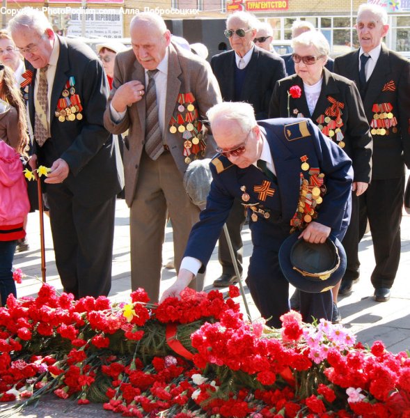 Ветеран войны у вечного огня