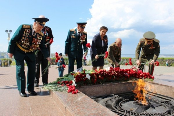 Возложение цветов к Вечному огню