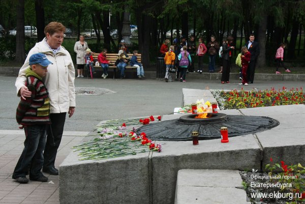 Вечный огонь у памятника женщины