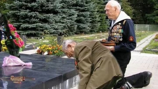 Ветеран плачет у вечного огня