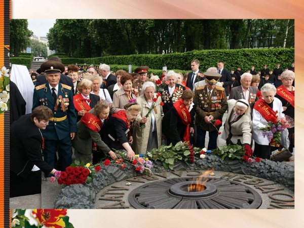 Ветеран у могилы неизвестного солдата