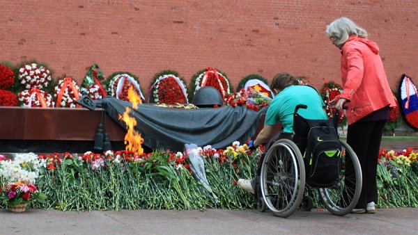Люди у могилы неизвестного солдата