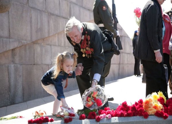Дети возлагают цветы к Вечному огню