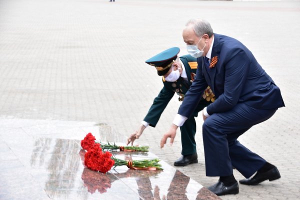 Подношение цветов к Вечному огню