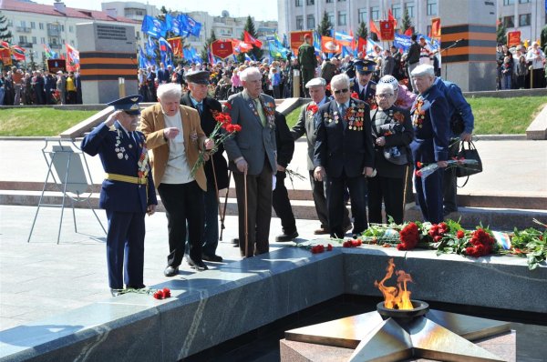 Ветераны у вечного огня