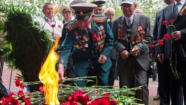 Ветераны возлагают цветы к Вечному огню