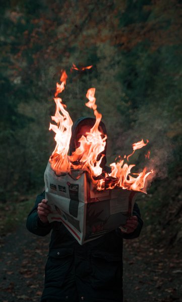 Человек с горящей книгой