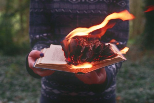 Горящая книга