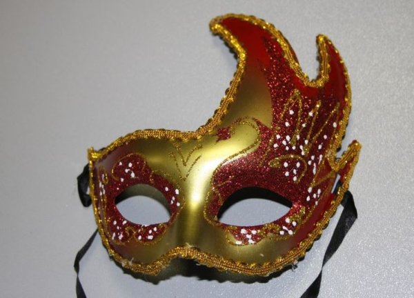 Венецианская маска пламя