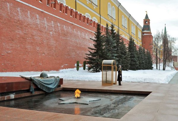 Могила неизвестного солдата у кремлевской стены в Москве