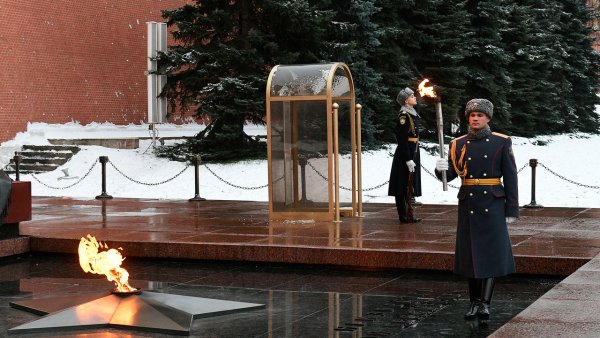 Могила неизвестного солдата у кремлевской стены в Москве