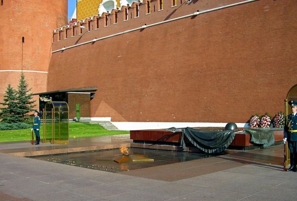 Орджоникидзе у кремлевской стены