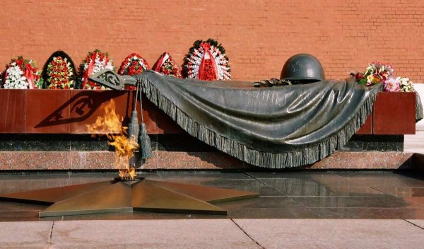 Мемориальный архитектурный ансамбль могила неизвестного солдата