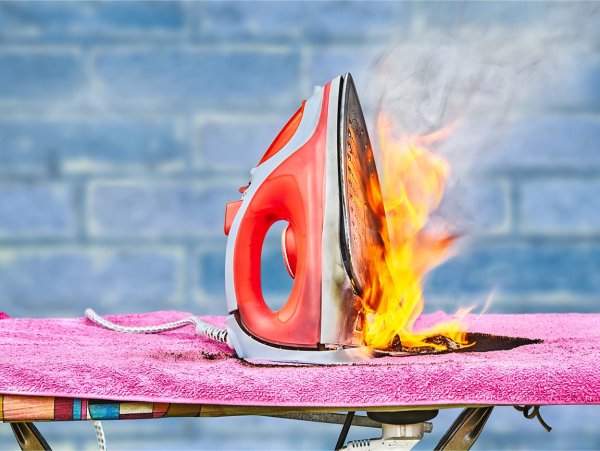 Утюг горит