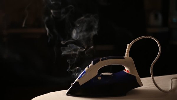 Утюг горит