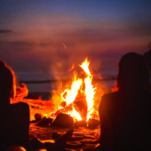 Двое у костра