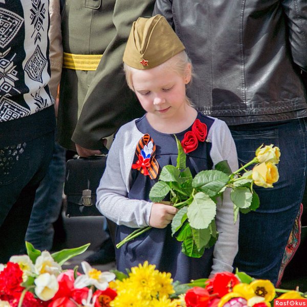 Цветы на памятнике ребенку