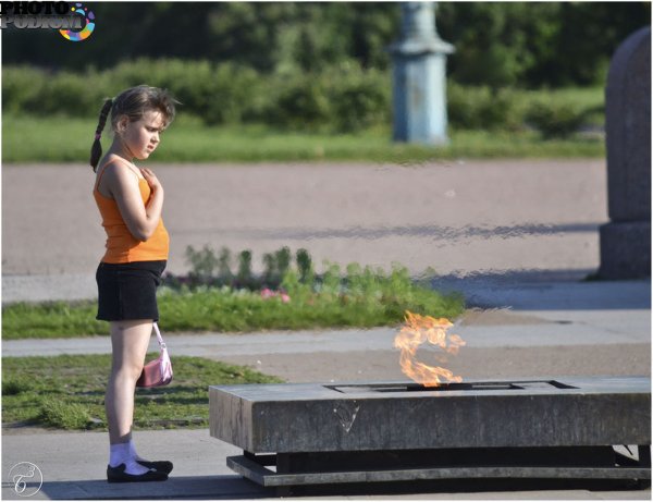 Девочка у вечного огня