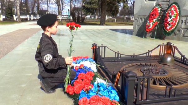 Девочка с цветами у вечного огня