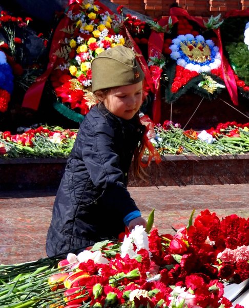 Дети возлагают цветы