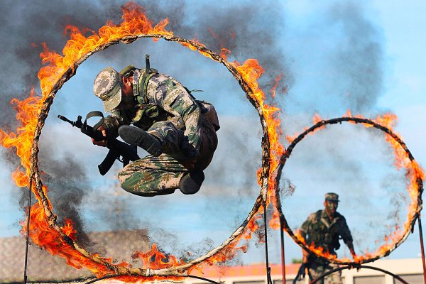 Солдаты тренируются перепрыгивают огонь