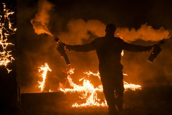 Огонь горит