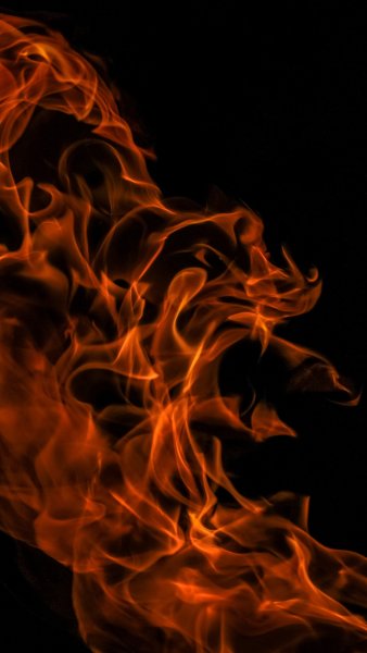Языки пламени на черном фоне