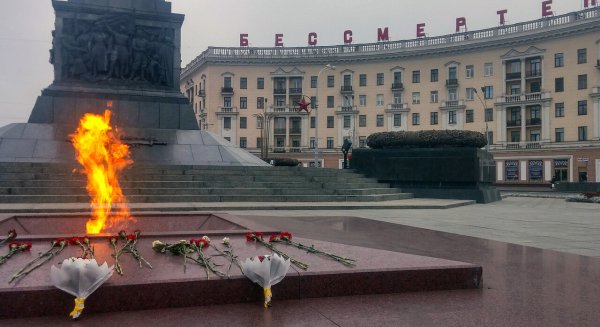 Памятник Победы и вечный огонь Минск