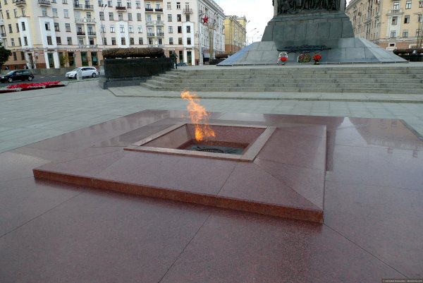 Памятник Победы и вечный огонь Минск