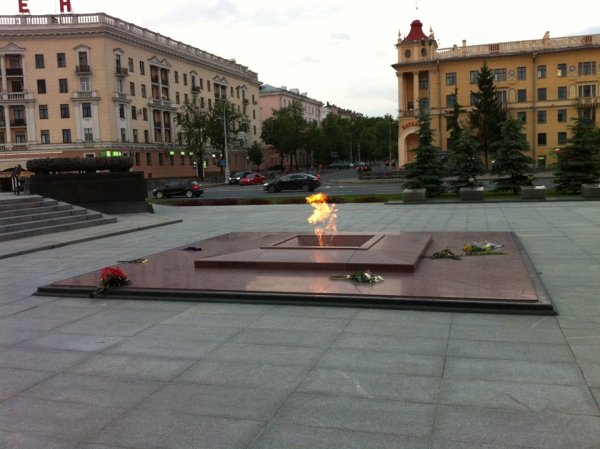 Памятник Победы и вечный огонь Минск