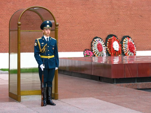 Почётный караул у вечного огня в Москве