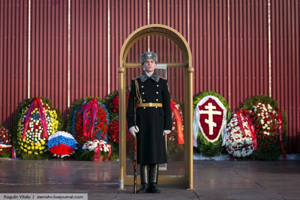 Почётный караул у вечного огня в Александровском саду пост №1