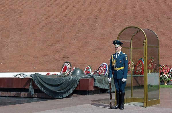 Часовые у вечного огня