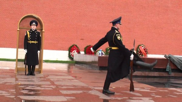 Часовые у вечного огня