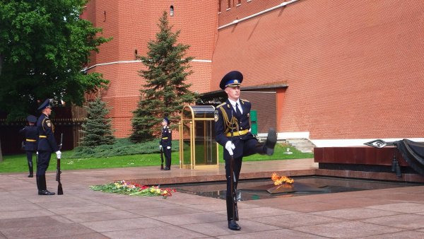 Почетный караул у могилы неизвестного солдата в Москве