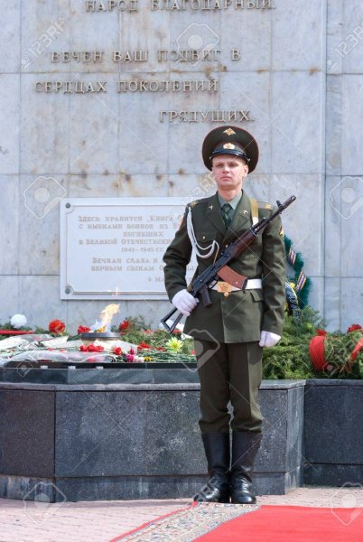 Почетный караул у памятника