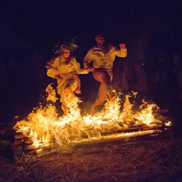 Прыгают через костер на Ивана Купала