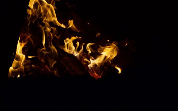 Огонь на черном фоне