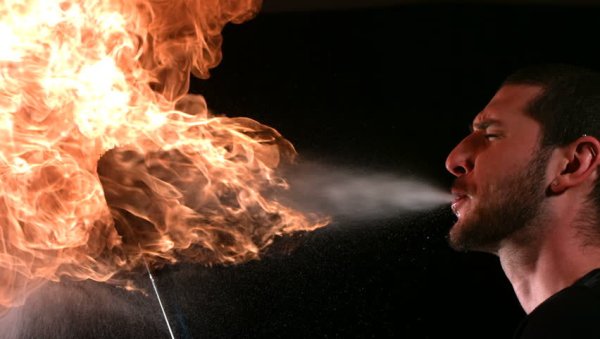 Человек дышит огнем