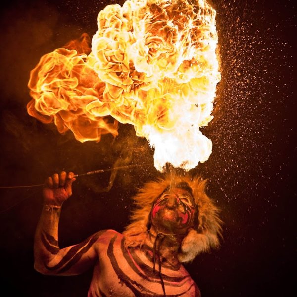 Выдыхает огонь