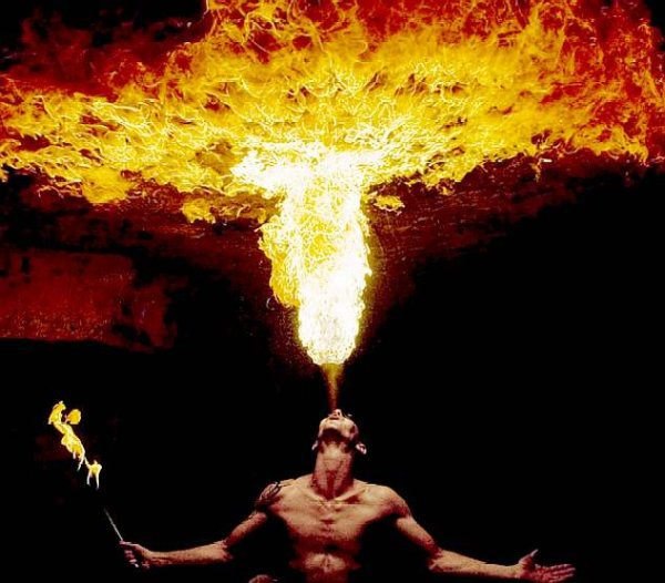 Человек дышит огнем