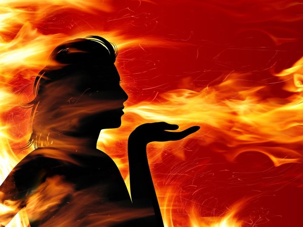 Женский силуэт в огне