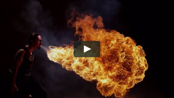 Человек дышит огнем